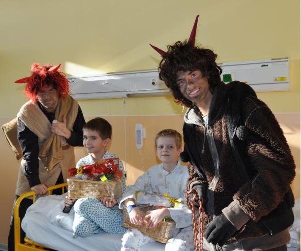 Hamé na Mikuláše potěšilo dětské pacienty v Uherskohradišťské nemocnici